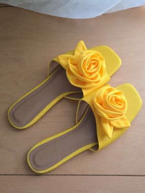 Rouge! Yellow Rose Slide Mules